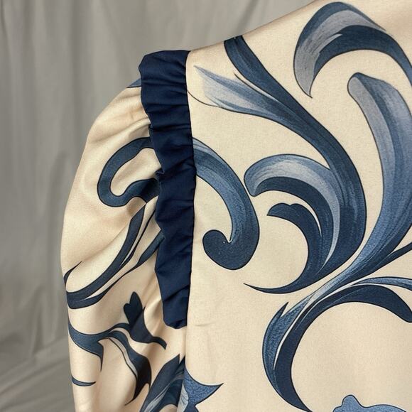 CherryBetty Elegant Blue Flower Print Short Sleeve Blouse size medium - Picture 3 of 7